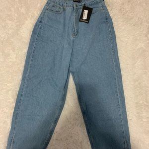 PrettyLittleThing : Light Blue Wash Boyfriend Split Hem Jeans